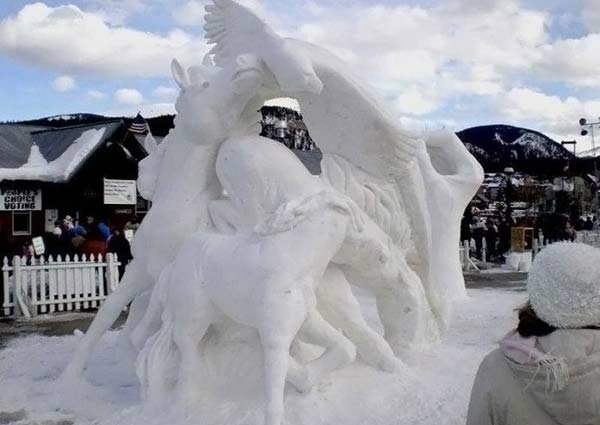 snow-and-ice-sculptures19